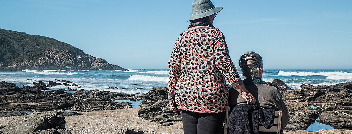 Versicherungen Meppen Pflegeversicherung zwei ältere frauen stehen am strand